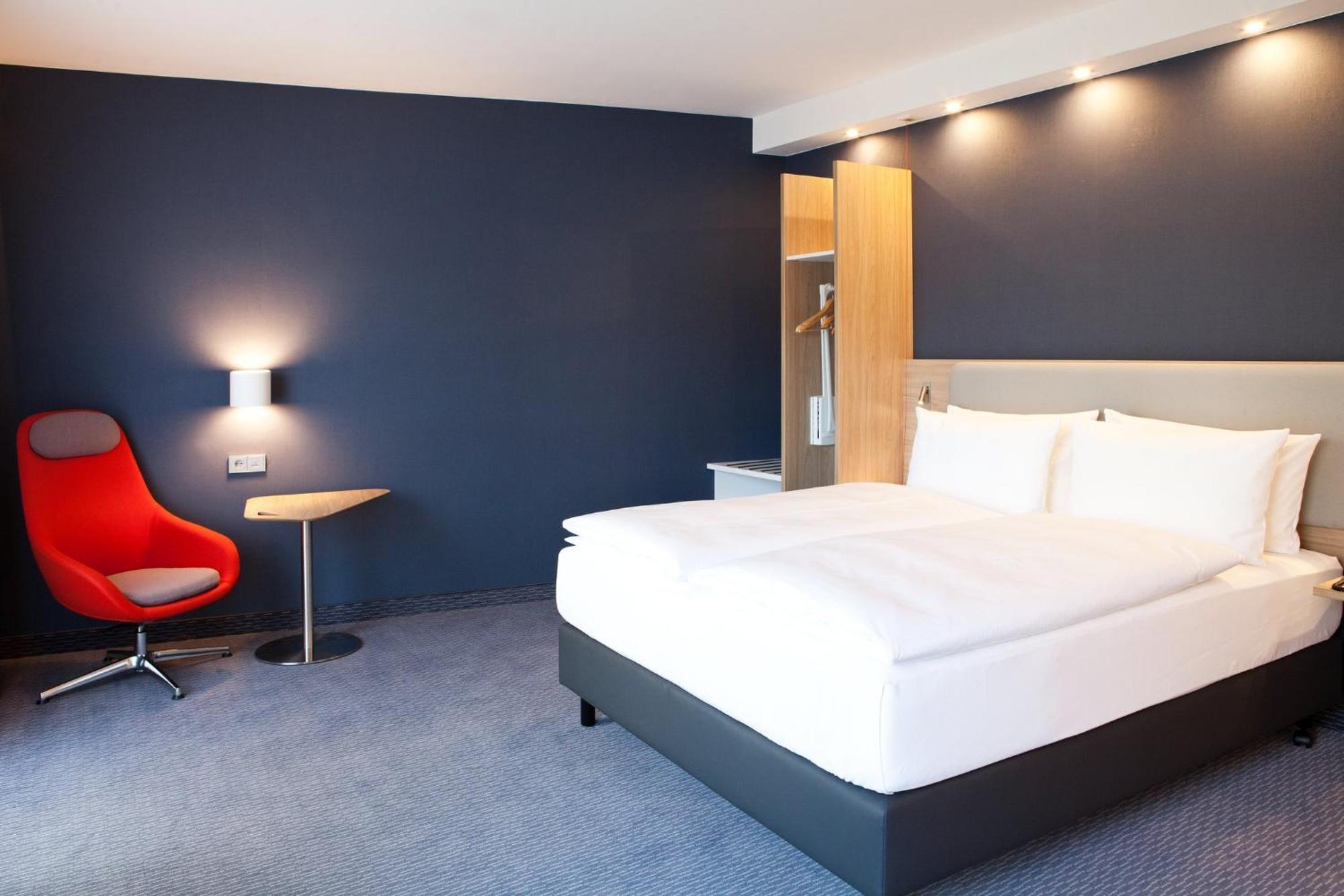 Holiday Inn Express - Goeppingen, An Ihg Hotel Bagian luar foto