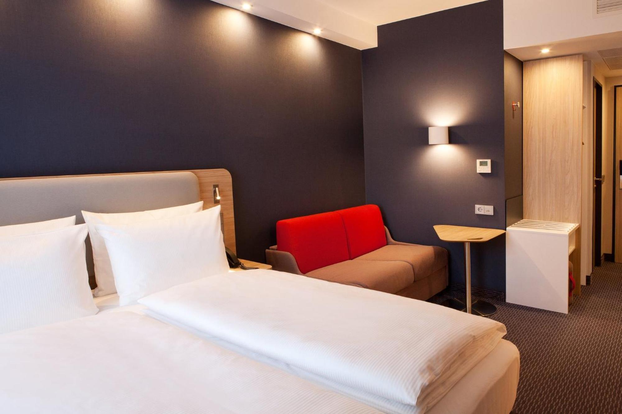 Holiday Inn Express - Goeppingen, An Ihg Hotel Bagian luar foto