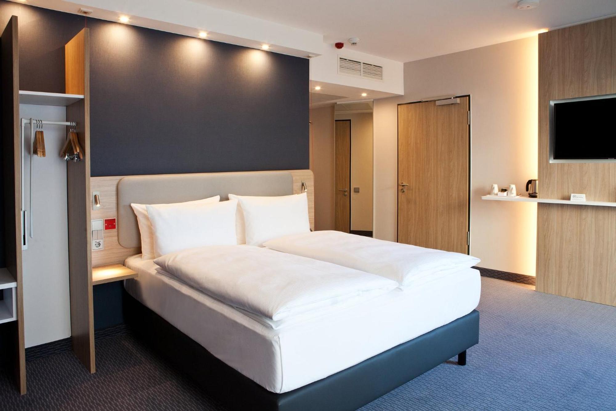 Holiday Inn Express - Goeppingen, An Ihg Hotel Bagian luar foto