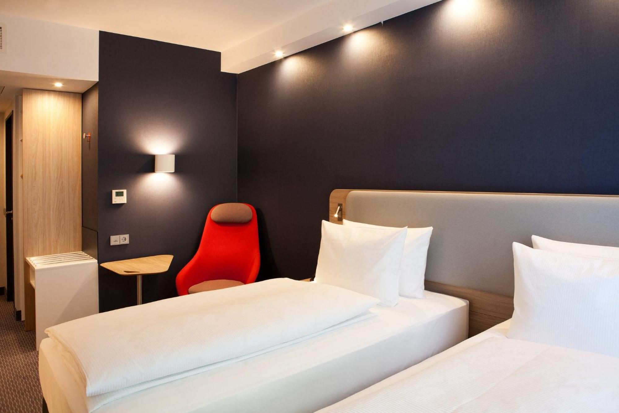 Holiday Inn Express - Goeppingen, An Ihg Hotel Bagian luar foto