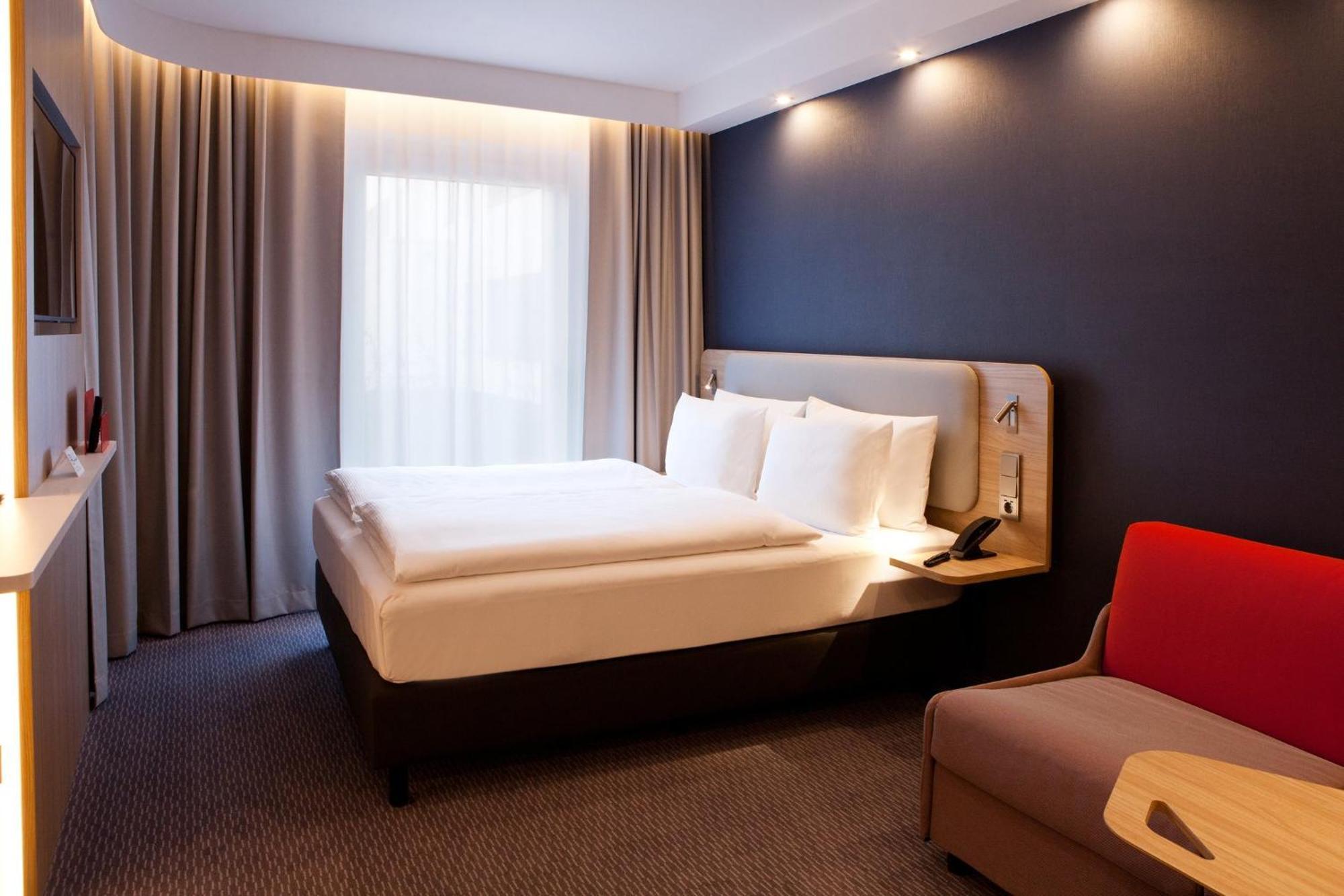 Holiday Inn Express - Goeppingen, An Ihg Hotel Bagian luar foto