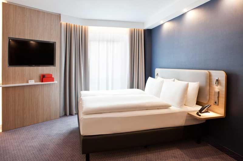 Holiday Inn Express - Goeppingen, An Ihg Hotel Bagian luar foto